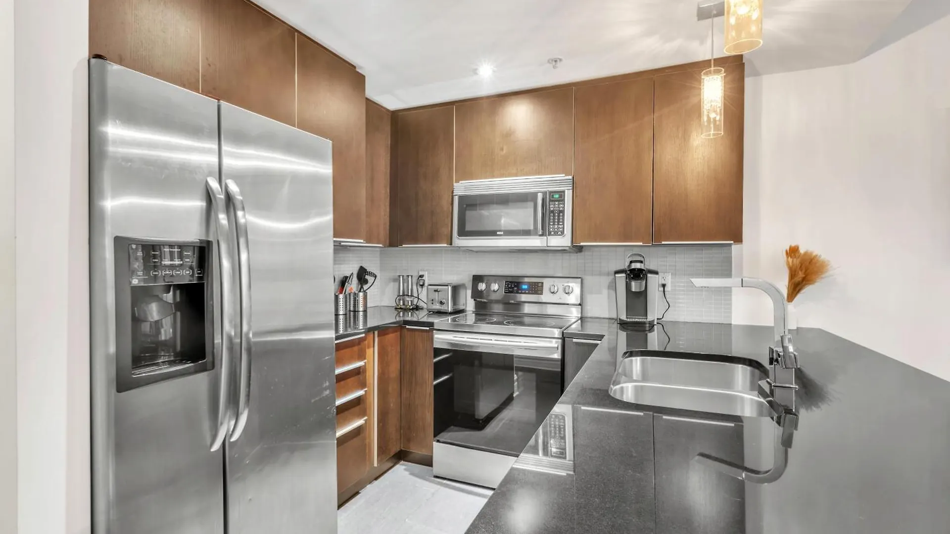 Luxurious 2 Bedroom 2 Bathroom Condo Downtown Montréal