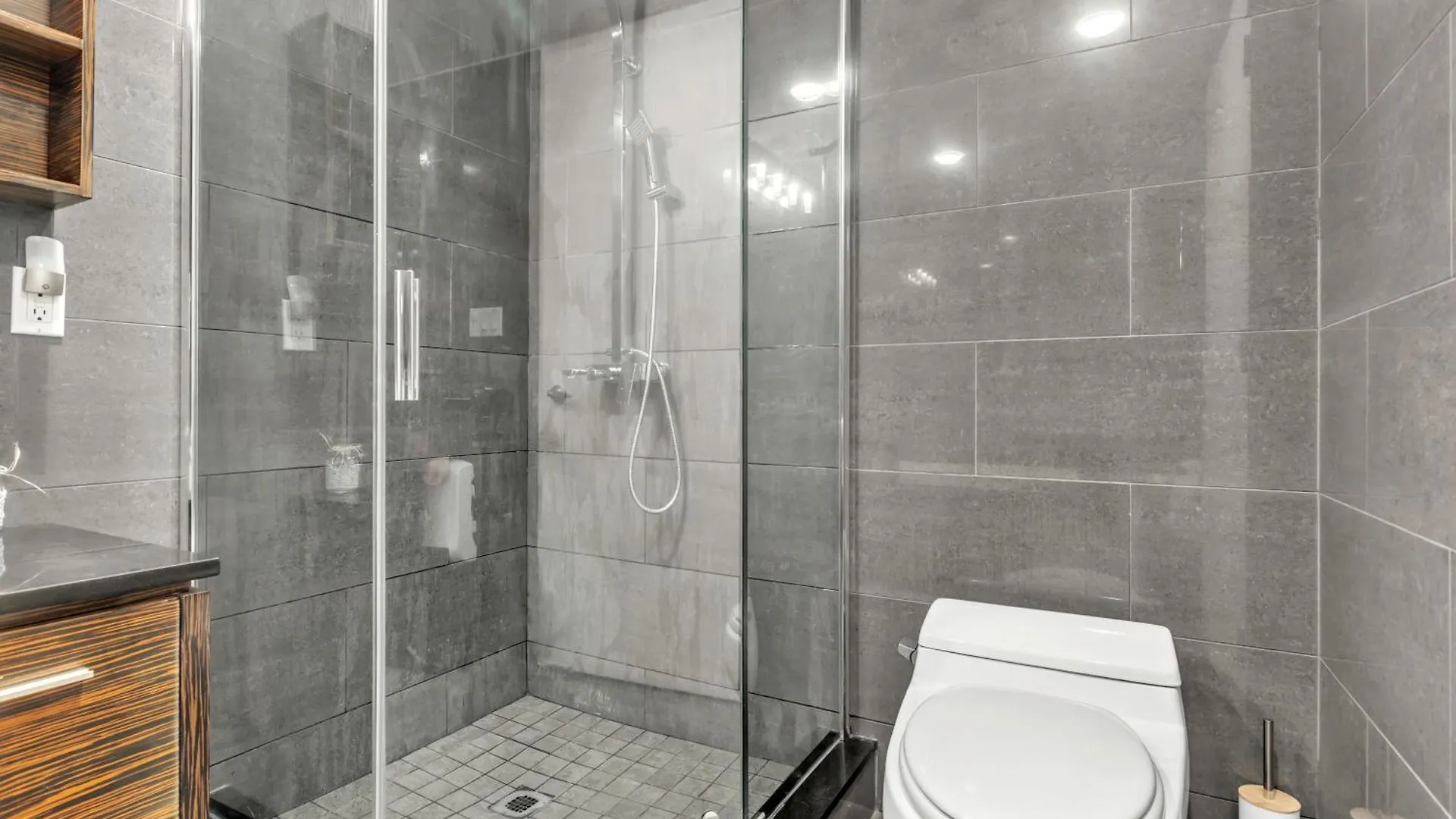 Luxurious 2 Bedroom 2 Bathroom Condo Downtown Montréal