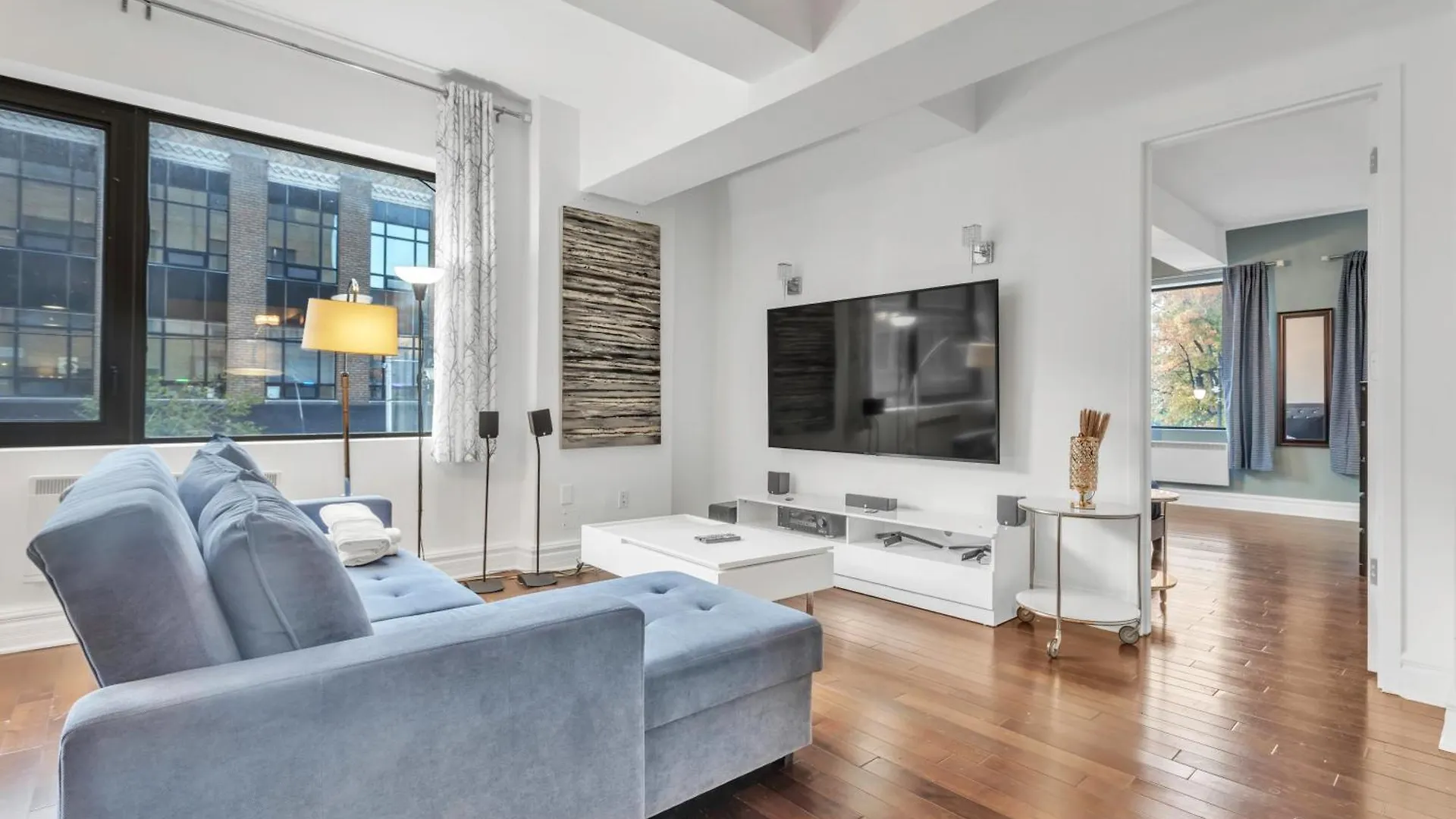 Luxurious 2 Bedroom 2 Bathroom Condo Downtown Montréal