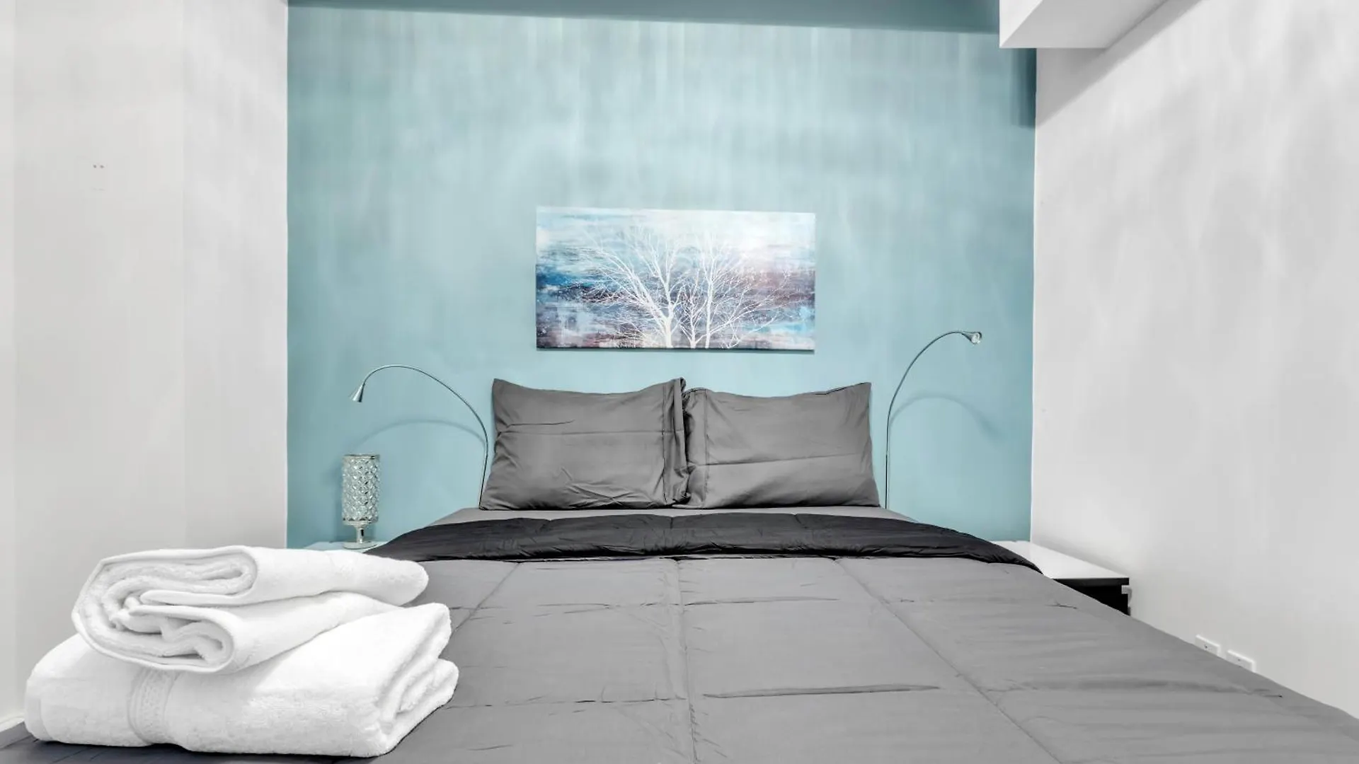 Luxurious 2 Bedroom 2 Bathroom Condo Downtown Montréal Appartement