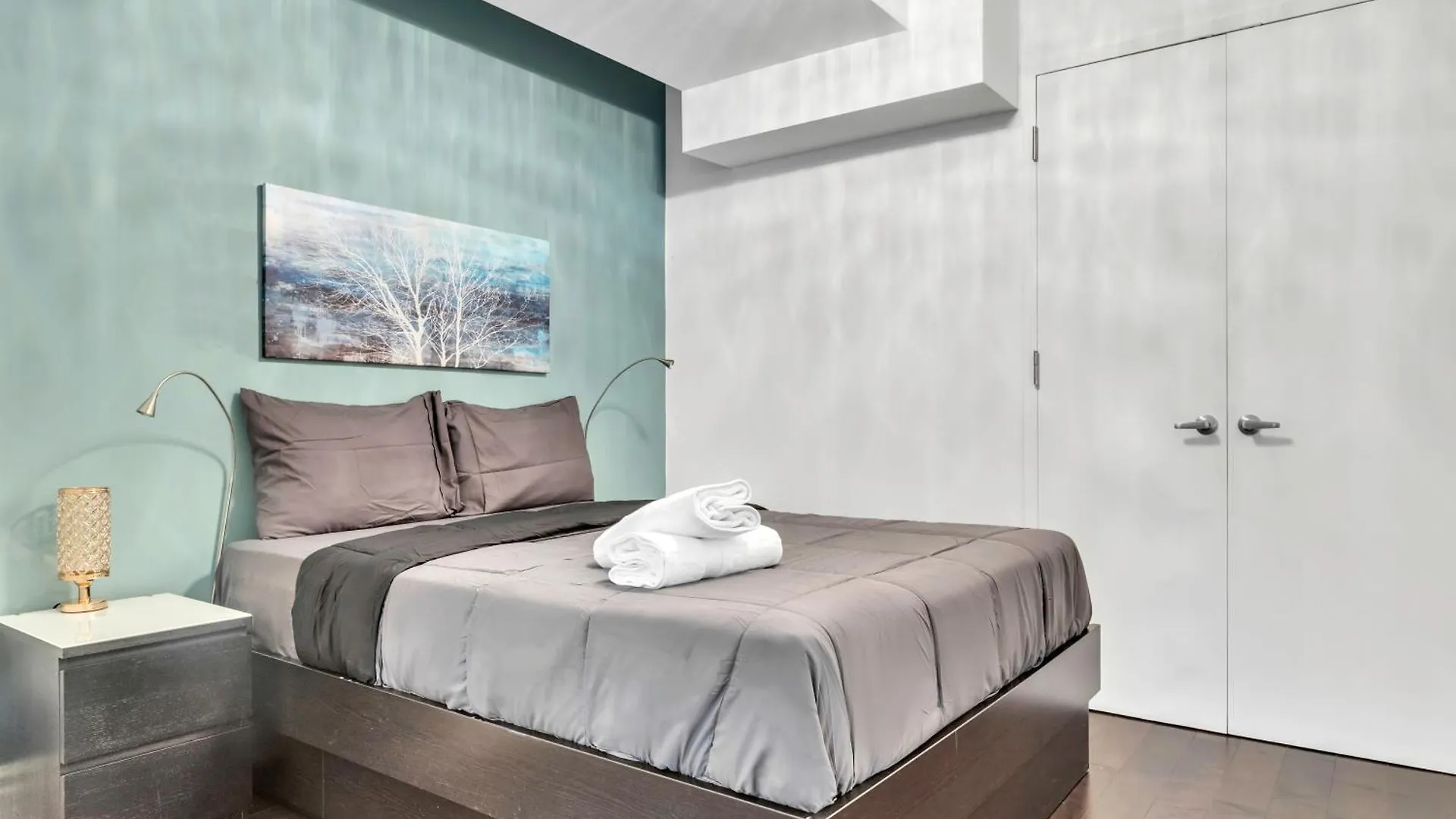 Luxurious 2 Bedroom 2 Bathroom Condo Downtown Montréal Canada