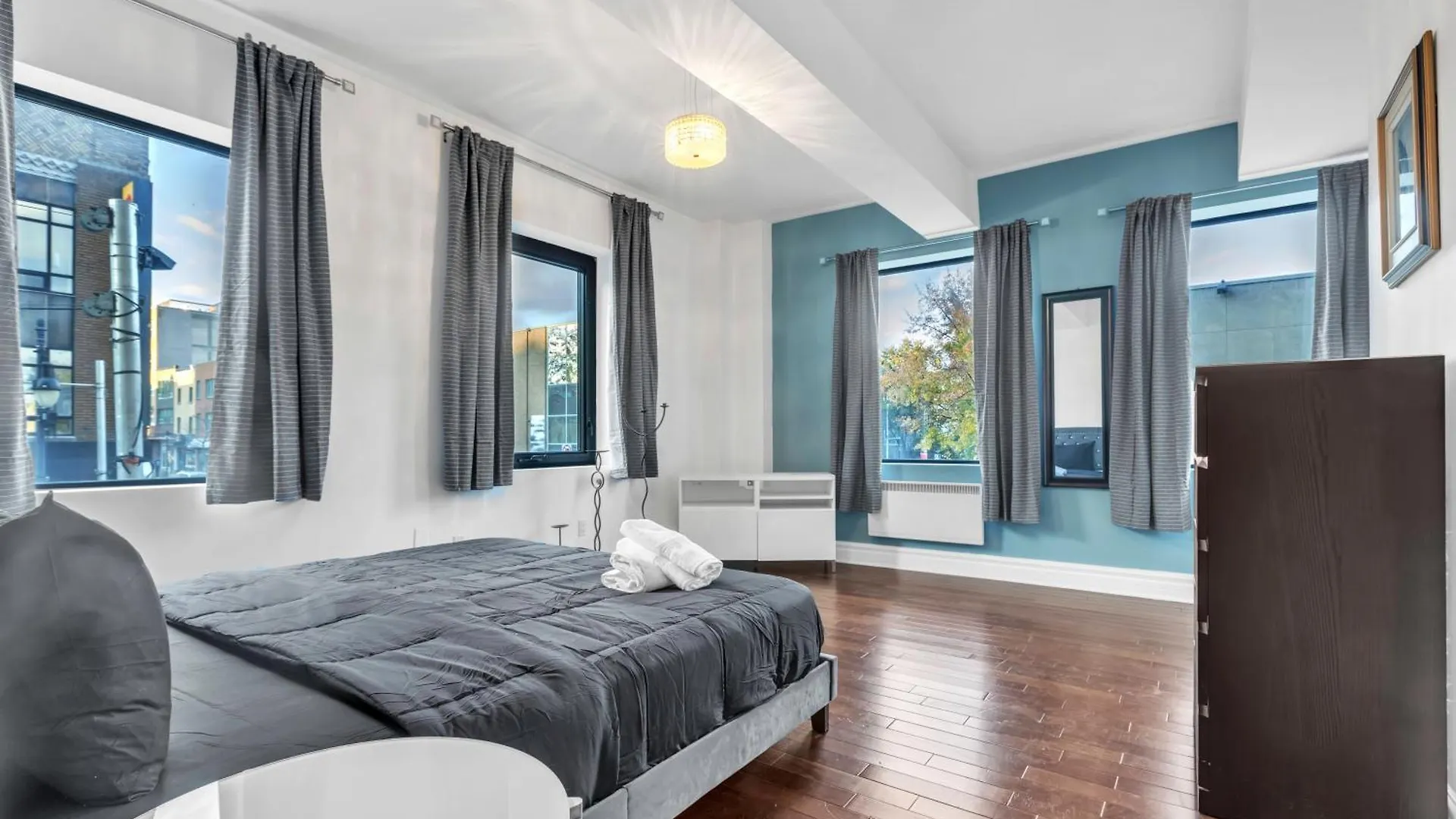 Luxurious 2 Bedroom 2 Bathroom Condo Downtown Montréal 0*,  Canada